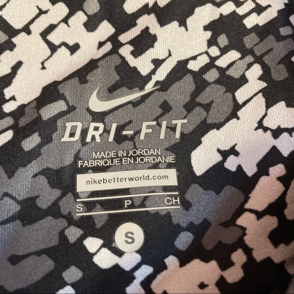 Nike Capri Leggings - Picture 4 of 4